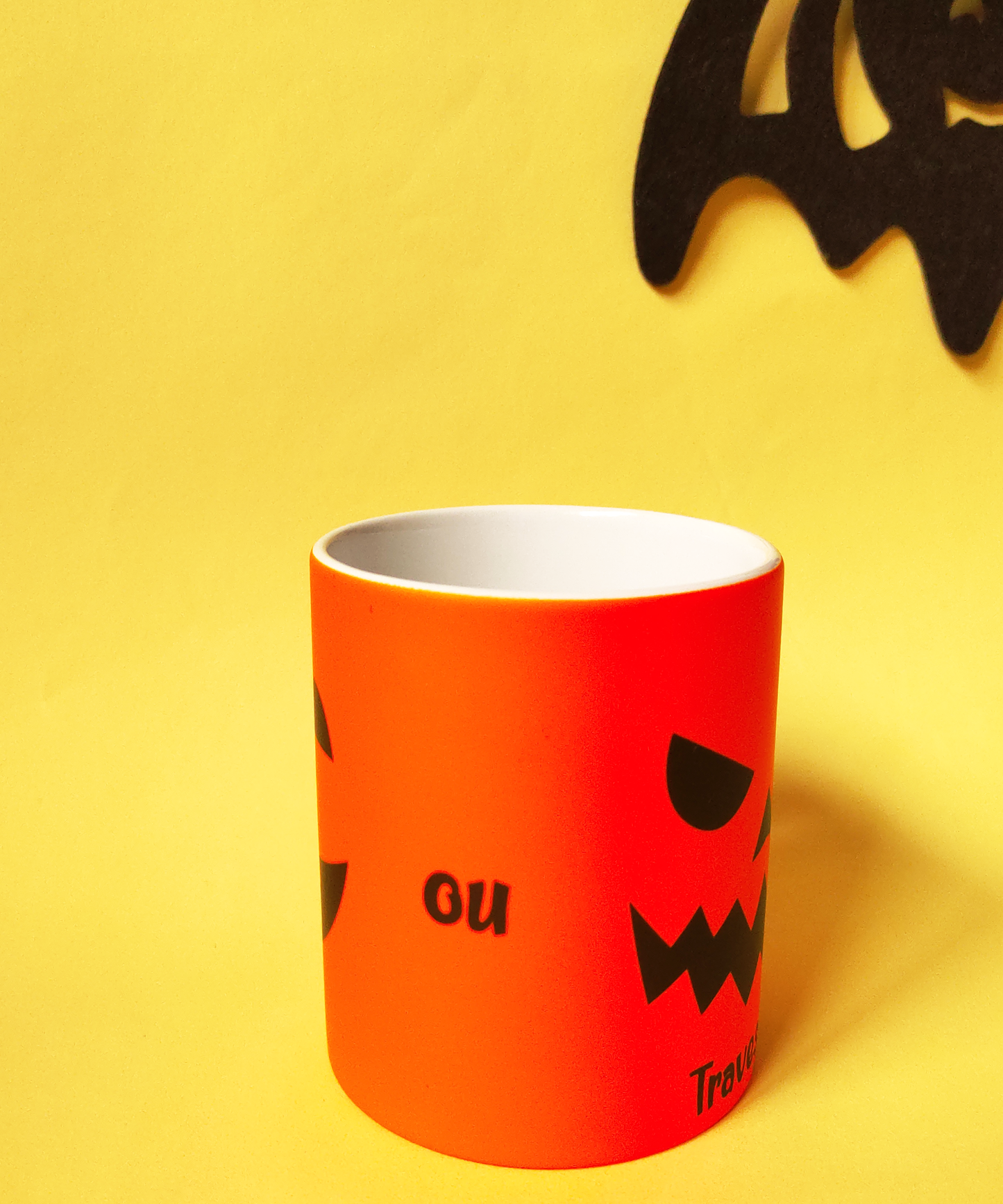 Caneca Fluorescente Laranja "Doçura ou Travessura"