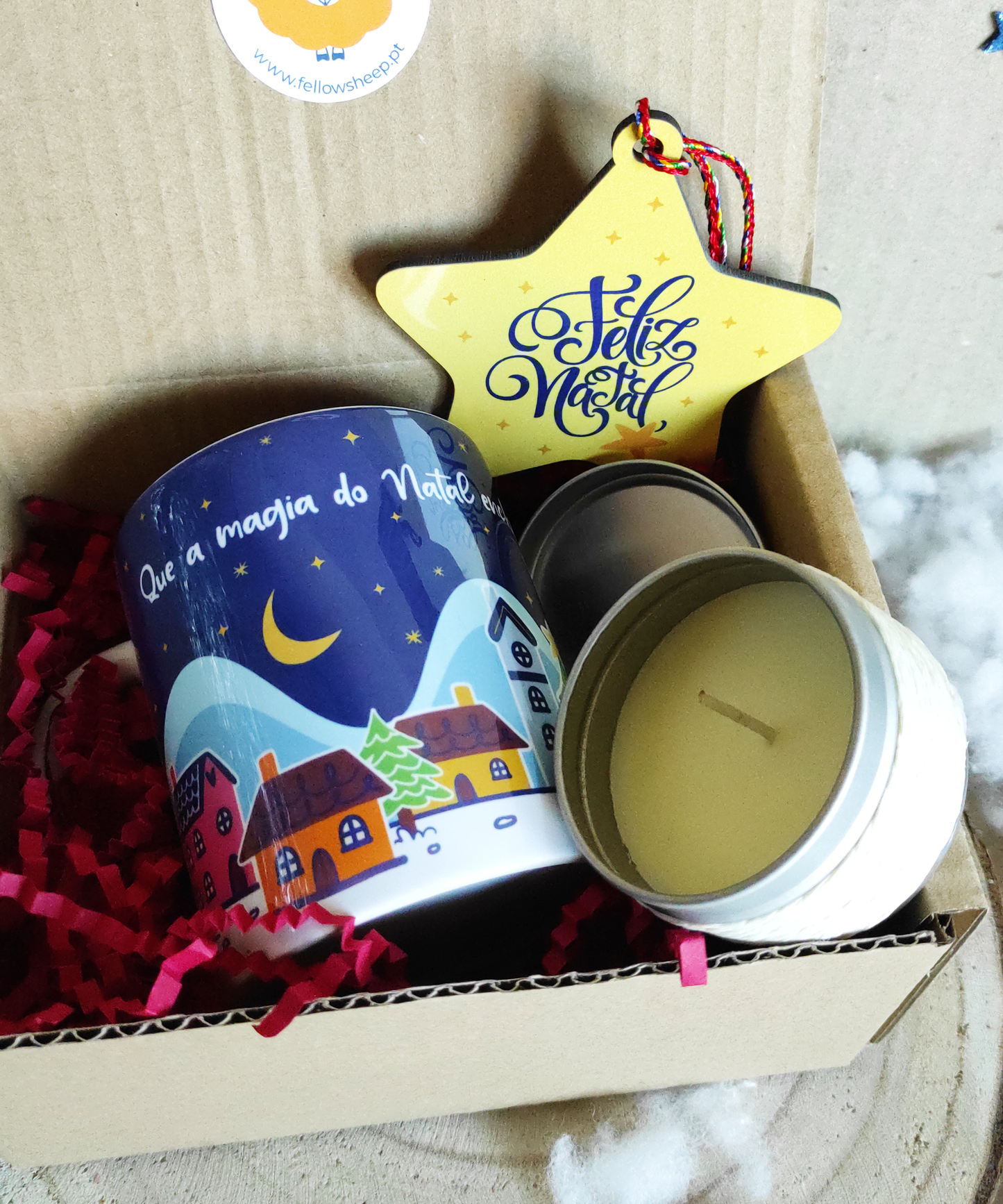 Box caneca, vela aromática de baunilha e íman ou pendente, em MDF - Aldeia de Natal