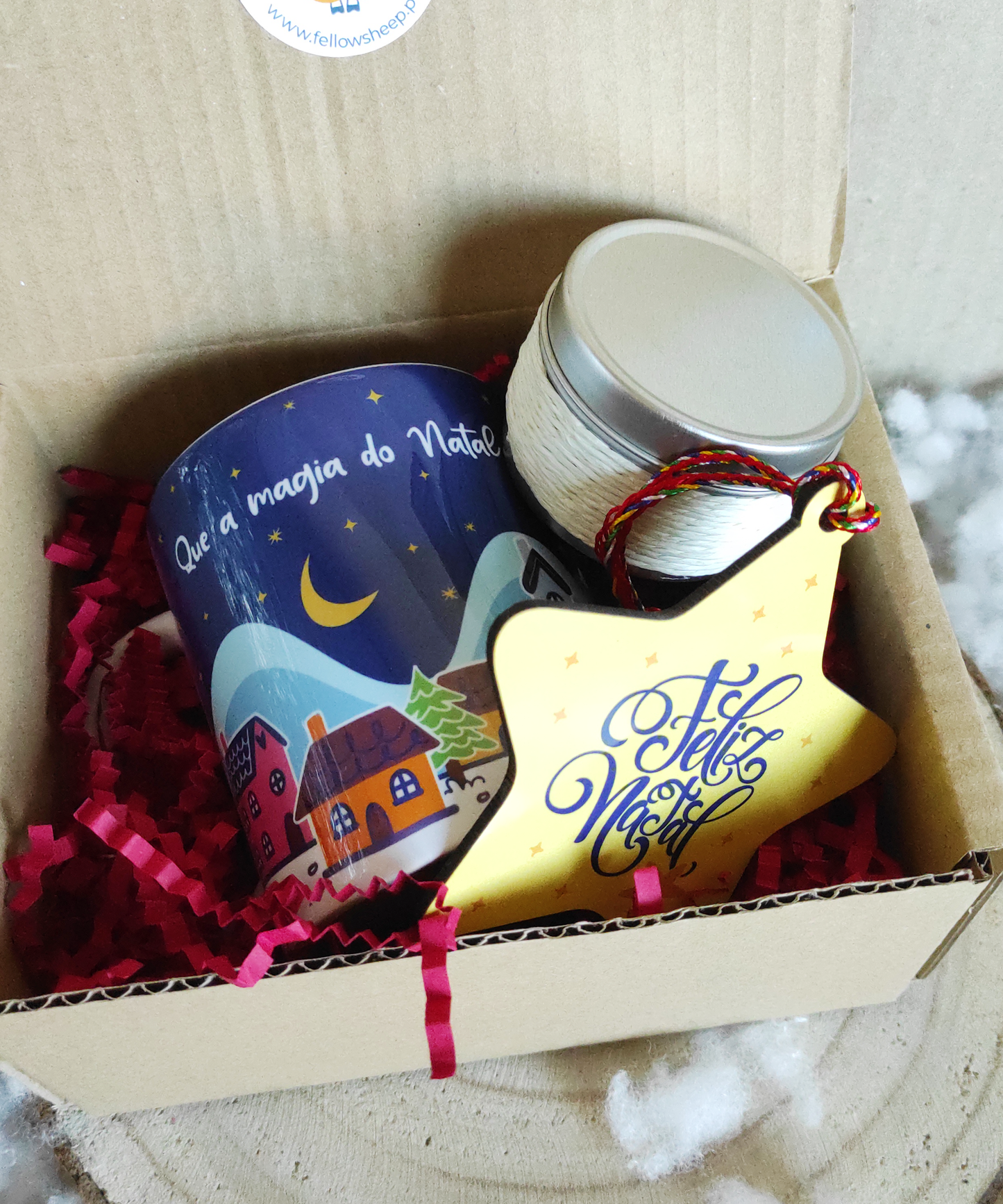 Box caneca, vela aromática de baunilha e íman ou pendente, em MDF - Aldeia de Natal