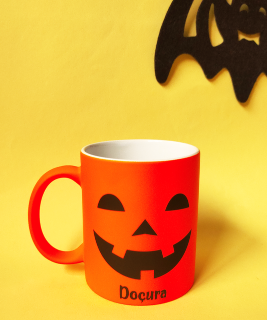 Caneca Fluorescente Laranja "Doçura ou Travessura"
