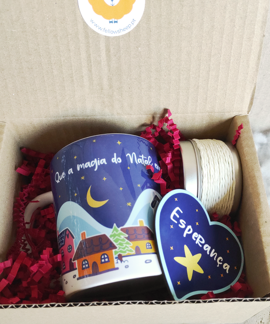 Box caneca, vela aromática de baunilha e íman ou pendente, em MDF - Aldeia de Natal